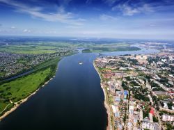 Veduta aerea della città di Tomsk (Russia) e del fiume Tom' che la attraversa.

