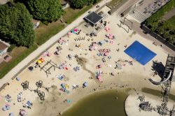 Veduta aerea di turisti in relax sulla spiaggia del lago a Hof van Saksen, provincia di Drenthe, Paesi Bassi. Questo territorio si trova nel nord-est della nazione - © Aerovista Luchtfotografie ...