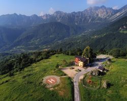 Veduta aerea di una baita nei pressi della cittadina di Recoaro Terme, Veneto.



