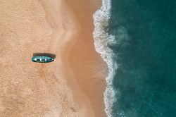 Veduta aerea di una spiaggia a Cape May, New Jersey, con una barca di salvataggio (USA).
