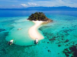 Veduta aerea di una spiaggia a Coron, isola di Palawan.
