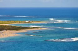 Veduta aerea di una spiaggia di Basseterre, St. Kitts and Nevis, Indie Occidentali. Spiaggia fine e acqua cristallina rendono questo luogo un paradiso caraibico.
