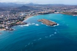 Veduta aerea dell'isola di Santiago e in particolare della sua città principale, Praia, capitale di Capo Verde.