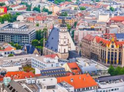 Veduta aerea sui tetti del centro storico di Lipsia, Germania, con la chiesa di San Thomas.

