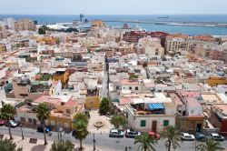 Veduta aerea sui tetti di Almeria, Spagna. Affacciata sul Mediterraneo, questa città di 200 mila abitanti situata in Andalusia, nel sud della Spagna, presenta tracce di un'evidente ...