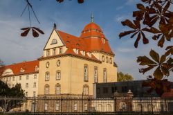Veduta al calar del sole di un moderno castello nella città sassone di Pirna in Germania.
