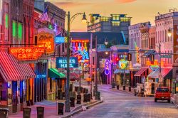 Veduta al crepuscolo della storica Beale Street a Memphis, Tennessee: qui si trovano locali e club legati alla musica blues - © Sean Pavone / Shutterstock.com