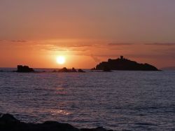 Veduta al tramonto dell'isola dello Sparviero, Punta Ala, Toscana. Prevalentemente roccioso, quest'isolotto è noto sin dall'epoca tardomedievale per la presenza di una torre ...