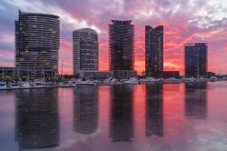 Veduta al tramonto di moderni appartamenti di lusso e della marina di Melbourne, Australia.

