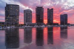 Veduta al tramonto di moderni appartamenti di lusso e della marina di Melbourne, Australia.

