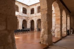 Veduta all'interno del cortile del Palazzo dei Duchi a Medinaceli, Soria, Spagna. Edificato nel XVII° secolo e rimaneggiato in quello successivo, l'edificio ospita pregevoli mosaici ...