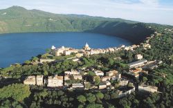 Veduta aerea del Lago Albano e di Castel Gandolfo, con le Ville pontificie e i loro giardini