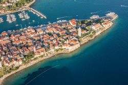 Veduta area dell'isola di Rab con le sue fortificazioni, Croazia - © Mariusz Szczygiel / Shutterstock.com