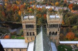 Veduta attorno alla cattedrale di Durham dalla sua torre principale, Inghilterra. Il foliage autunnale rende questo panorama ancora più suggestivo.


