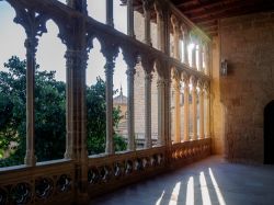 Veduta attraverso il porticato del castello di Olite, Spagna.
