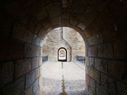 Veduta attraverso un arco in cima al viadotto di Morlaix, Francia. Costruito durante l'Ottocento, questo viadotto lungo 285 metri e con 14 arcate è un capolavoro di ingegneria. 
 ...