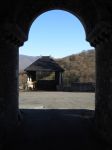 Veduta attraverso un arco nel borgo di Saint-Bertrand-de-Comminges (Francia).
