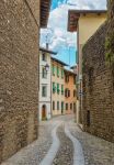 Veduta attraverso una stradina medievale a Cividale del Friuli, Udine, Italia. Fondata da Giulio Cesare, questa città conserva importanti testimonianze longobarde.

