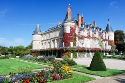 Veduta autunnale del castello di Rambouillet, Francia, con i suoi splendidi giardini alla francese e all'inglese.
