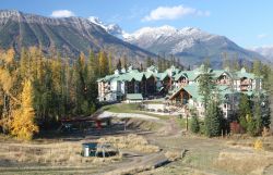 Veduta autunnale dell'Alpine Resort Village a Fernie, Canada.
