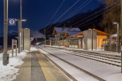 Veduta by night con neve della banchina nella stazione ferroviaria di Dobbiaco, Trentino Alto Adige - © Dzerkach Viktar / Shutterstock.com