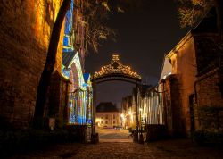 Veduta by night dei giardini del vescovado di Chartres (Francia) durante il Festival delle Luci.


