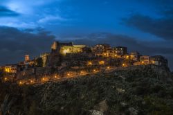 Veduta by night del borgo medievale di Santa Severina, Calabria. Questo splendido villaggio sorge su uno sperone di tufo che domina la vallata del fiume Noto.
