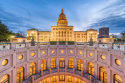 Veduta by night del Campidoglio di Austin, Texas.
