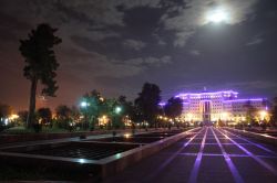 Veduta by night del centro cittadino di Dushanbe, Tagikistan.

