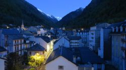 Veduta by night del centro di Cauterets con il monte Vignemale sullo sfondo, Pirenei (Francia).

