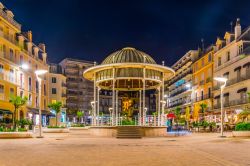 Veduta by night del centro storico di Biarritz, Francia - © trabantos / Shutterstock.com