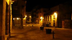 Veduta by night del centro storico di Ribadavia, Galizia, Spagna.

