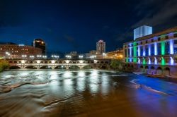 Veduta by night del Court Street Bridge in Rochester, stato di New York, sul fiume Genesee - © Paul Brady Photography / Shutterstock.com