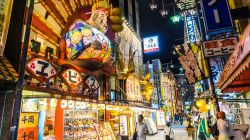 Veduta by night del distretto turistico di Dotonbori a Osaka, Giappone: famosa per la sua vita notturna, è una delle mete più popolari della città - © Photo_DDD / Shutterstock.com ...