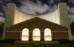 Veduta by night del Gerald D. Hines Waterwall Park di Houston, Texas. Si tratta di una fontana scultorea a più piani situata nel distretto Uptown di Houston  - © Sociopath987 ...