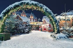 Veduta by night del mercato natalizio di Coburgo, Germania, dopo una nevicata. 

