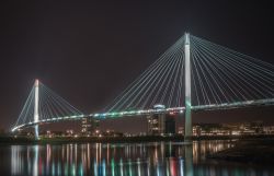 Veduta by night del ponte pedonale Bob Kerrey tra Omaha, Nebraska, e Council Bluffs, Iowa (USA)
