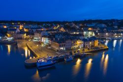 Veduta by night del porto di Le Palais sull'isola di Belle Ile en Mer, Francia. Sullo sfondo le tipiche abitazioni dei pescatori - © Matthieu Photoglovsky / Shutterstock.com