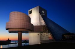 Veduta by night del Rock & Roll Hall of Fame and Museum a Cleveland, Ohio (USA): questo interessante spazio museale è dedicato ad alcuni dei più importanti artisti, produttori, ...