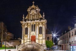 Veduta by night della chiesa di Santa Maria a Nevers, Francia. La sua facciata è uno splendido esempio di stile barocco. 
