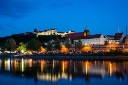 Veduta by night della città di Pirna riflessa sul fiume Elba, Germania. Perla della Sassonia, questa località è uno splendido borgo medievale adagiato lungo uno dei corsi ...