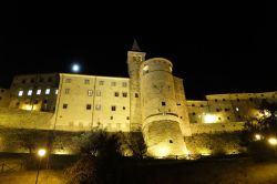 Veduta by night della cittadina medievale di Anghiari, Toscana - © francesco de marco / Shutterstock.com