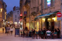 Veduta by night della Grand Rue nel centro di Besancon, Francia. Sulla destra, il Pub l'Etoile con clienti seduti ai tavoli all'aperto - © Mihai-Bogdan Lazar / Shutterstock.com