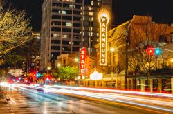 Veduta by night della Paramount and State Theaters nel centro di Austin, Texas (Stati Untii d'America)  - © PhilipR / Shutterstock.com