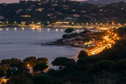 Veduta by night della spiaggia della Nartelle e di Sainte-Maxime, Francia. E' una delle località più pittoresche della Costa Azzurra: a fondarla attorno all'anno Mille ...