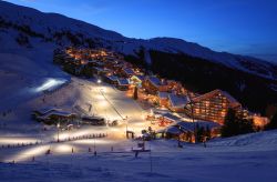 Veduta by night della stazione sciistica di Meribel - Mottaret in Savoia (Francia).
