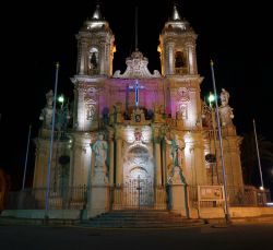 Veduta by night della Zabbar Parish Church, Malta, prima del periodo pasquale.




