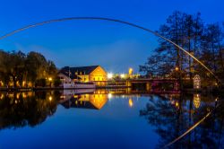 Veduta by night dello Stangan o Kinda Canal a Linkoping, Svezia. La città è situata a sud del lago di Roxen.


