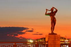 Veduta by night di Kushiro, Giappone. Una delle 4 statue di bronzo che rappresentano le stagioni, scolpite da famosi artisti giapponesi, svetta sul ponte cittadino. 

