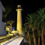 Veduta by night di Playa del Aguila, Aguilas, Gran Canaria, Spagna. Uno scorcio della passeggiata lungomare e del molo illuminato di sera.



